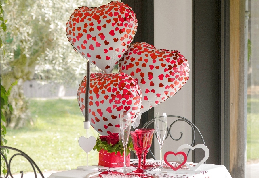 Décoration sur le thème Saint Valentin, en rouge et blanc