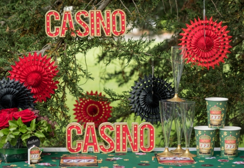 Decoration De Table Sur Le Theme Poker Casino Articles De Fete Decoration Mariage Deco De Table Anniversaire