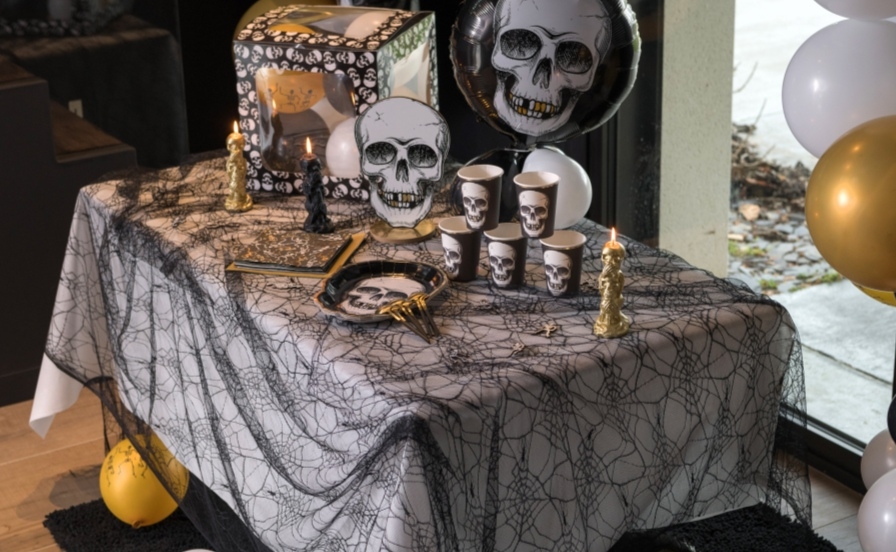 Nappe en papier noire pour une décoration de table Halloween