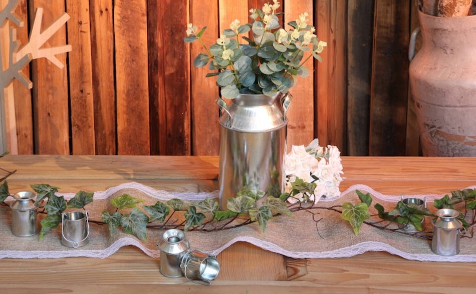 Décoration De Fête De Naissance Avec Des Fleurs - C'est Une Fille